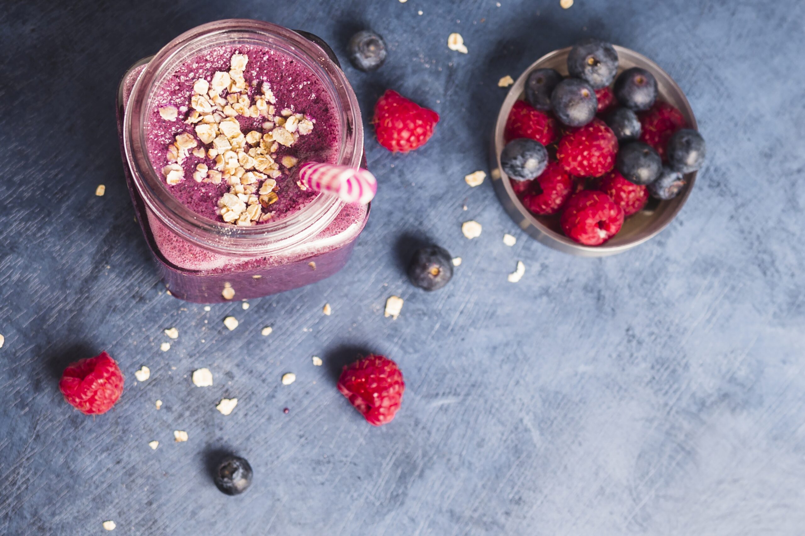 Fitness Focus gesunde Rezepte Protein Shake mit Magerquark Beeren und Chiasamen